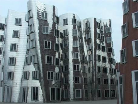 Düsseldorf : Medienhafen, Gehry Bauten, in unmittelbarer Nähe wirken die schiefen Gebäudefronten noch intensiver.